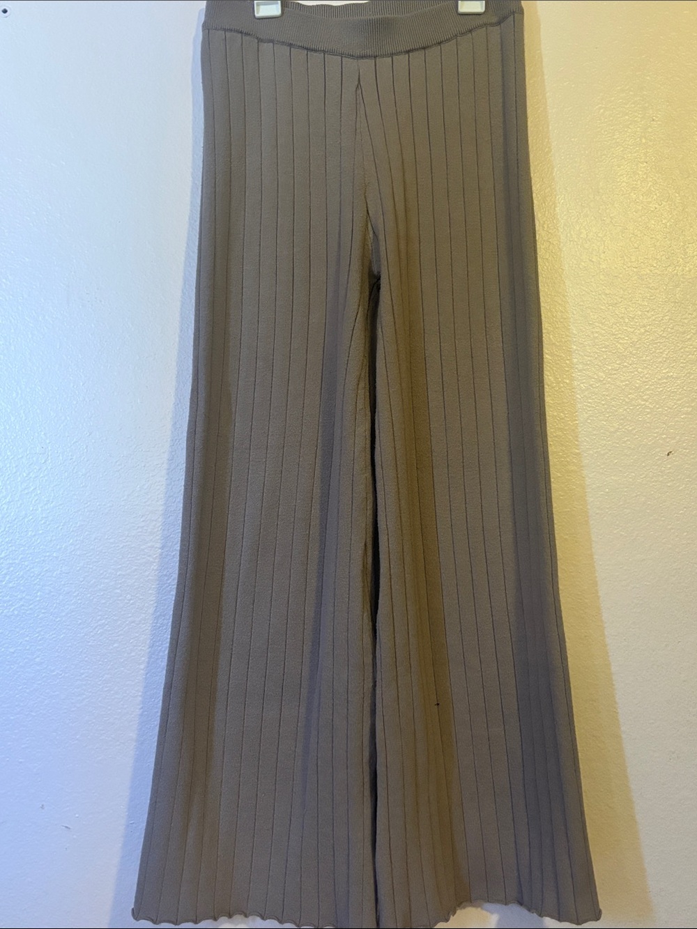 Woman’s Ribbed Wide-Leg Knit Pants in Light Brown, Size M